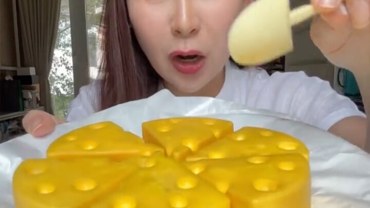 Kue lucu..   kue Tom and Jerry..   unik sekali kue nya..   rasanya enak juga
