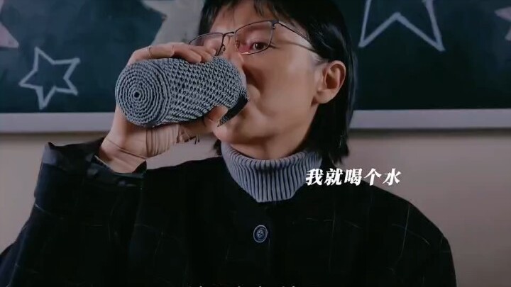 المدير تشانغ: لم أتوقّف سوى لشرب الماء، فكيف أصبح رقمي 001 يدرّس بالفعل؟