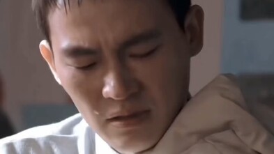 黄姝是为了给秦理买助听器才导致被X侵的，秦理想为她报仇，孤独的筹划了十年