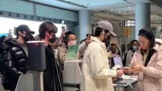 【时代少年团／非洲】“路人拍摄现场原声有！！好多人…”