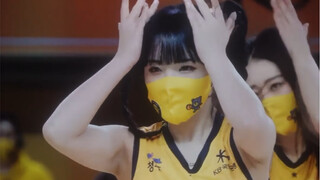 Cheerleader Lee Da Hye speed dances