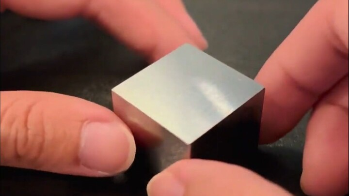 Làm thế nào để tạo ra mảnh kim loại ghép liền mạch này?