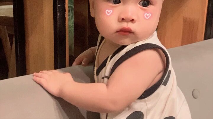 Em bé dễ thương