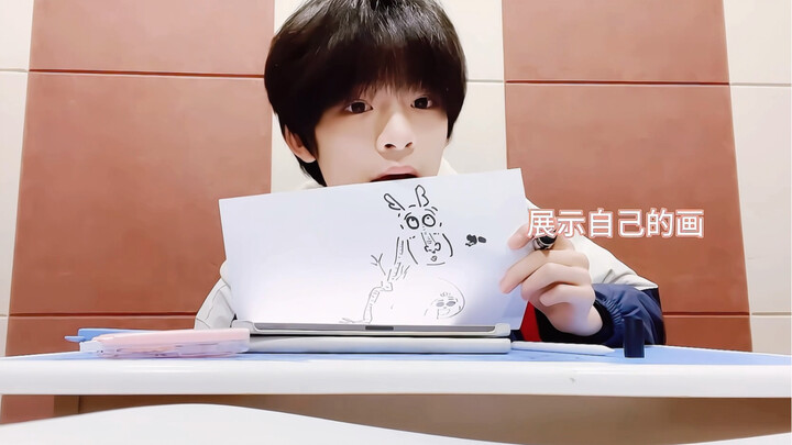 “The soft-hearted little painting god is here again!” While drawing, she got a call from her mom—her