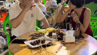 爸妈偷吃烧烤秀恩爱！四娃成背景板，网友：不愧是老大