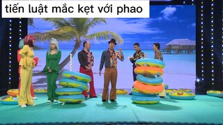 Tiến Luật mắc kẹt với phao #showbiz
