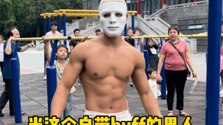 Saat sang master mulai memamerkan keahliannya, orang-orang di sekitarnya tercengang.
