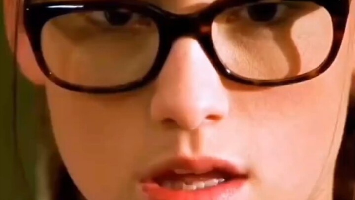 Người phụ nữ này tên là Tiểu Mỹ, bỗng một ngày nọ, bố đột nhiên xông vào phòng cô.