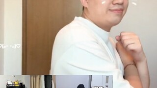 Everyone watched Xiaohu's hand gesture dance, and they copied his gestures after watching it countle