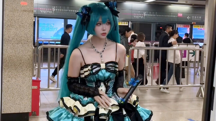 Ambil Hatsune Miku yang Anda lihat di kereta bawah tanah!