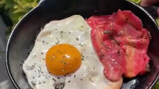 Tôi đã định chỉ trích anh ấy vì lãng phí thức ăn, nhưng rồi tôi thấy đó là một chất nhờn.