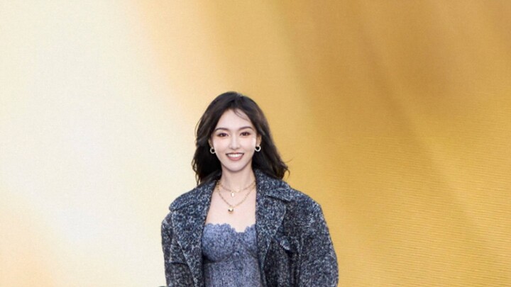 Tang Yan saat catwalk melemparkan bunga mawar kepada Huang Yi! (Bagaimana mereka bisa saling mengena