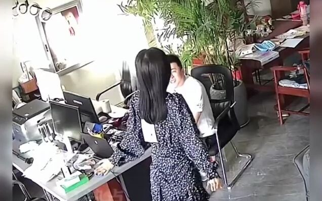 Cô gái thử quần áo mới, vui quá nên nhảy múa quay vòng