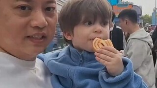 大哥游乐园捡到外国小孩，太松弛了 就这么吃上了！！