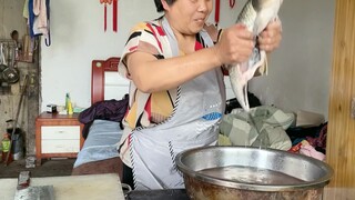 Ibu buta itu memasak ikan untuk anaknya yang menderita Cerebral Palsy, ekspresi bahagia mereka membu