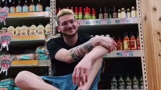 超市小哥要离职了，虽然老板和同事都对他很好，只是因为...他要去当歌手了！