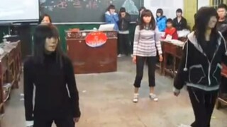 十多年前的班级文艺汇演，现在看看有多尴尬