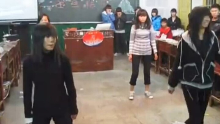 The class art performance more than ten years ago, look how embarrassing it is now