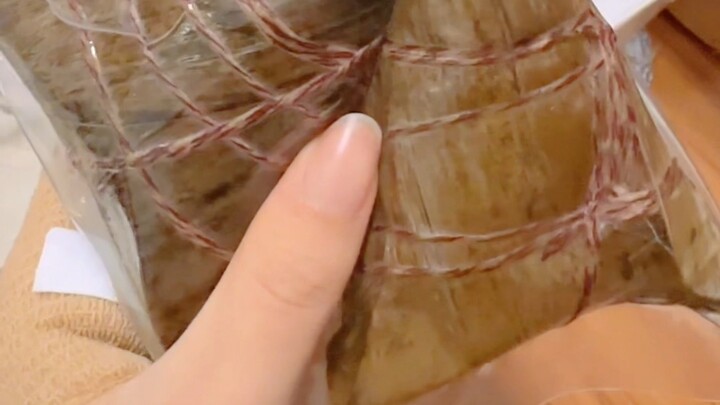 Do you prefer sweet or savory zongzi? Here's a slightly delayed daily packing video of the zongzi I 