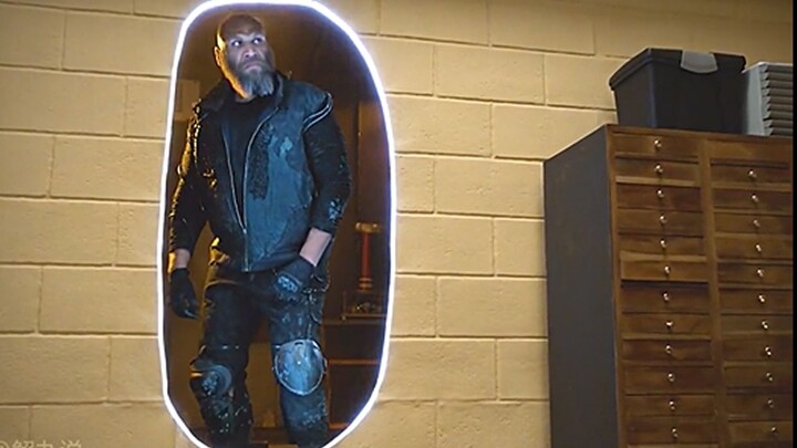[Agents of S.H.I.E.L.D.] A man trapped in a sealed vault escaped by drawing a circle!