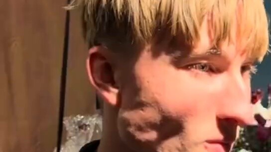 على أي حال، الستارة تحركت حقًا، فليكن ما يكون.