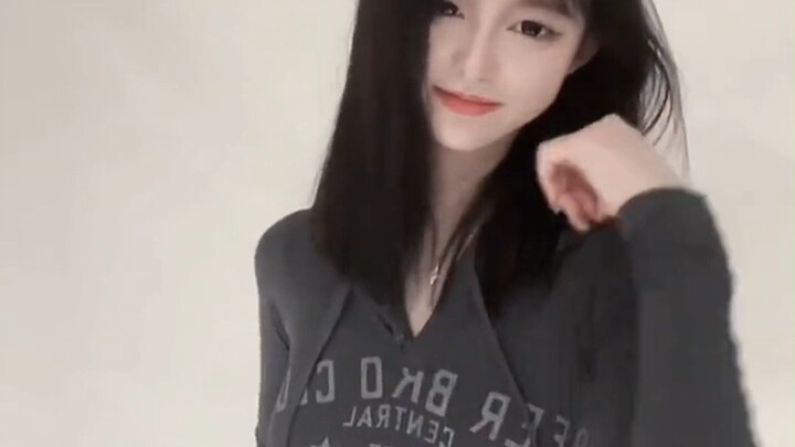 Sườn xám ôm mông, thắt eo gợi cảm