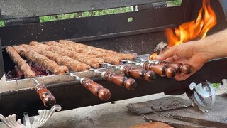 LYULYA烤肉串上烤牛肉与鸡肉和鸡胸肉。