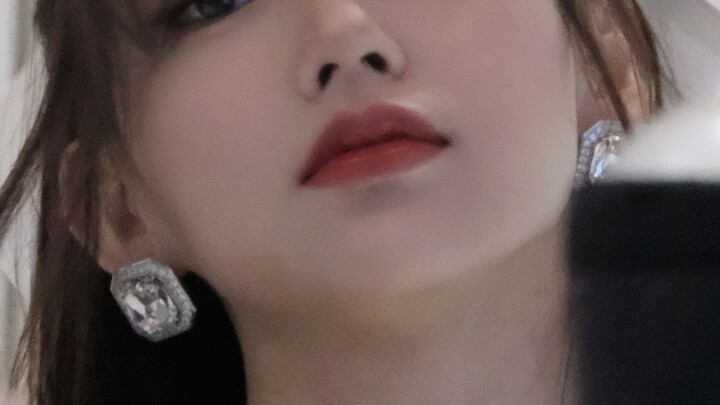 จมูกในฝัน! ขอเรียกว่าเป็นแม่แบบศัลยกรรม หันหน้าเงยขึ้นแล้วเห็นเส้นสายของจมูกชัดเจนเหมือนนกนางนวลบนท้