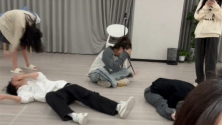 Qing Yuwen accidentally cursed while teaching dance and the others fainted with laughter