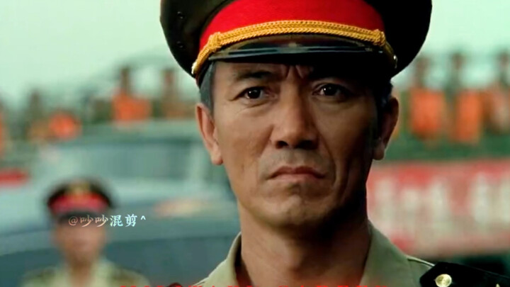 Bàn tay từng khiêng được bao cát và tảng đá nặng trăm cân giờ đây không còn đủ sức nâng nổi ly rượu 