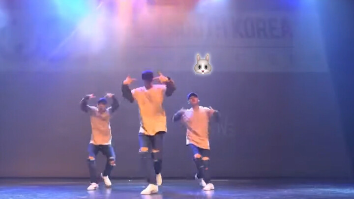 Ia adalah saudara laki-laki kedua SKZ, LeeKnow, dan anggota termuda Minho yang disayangi oleh saudar