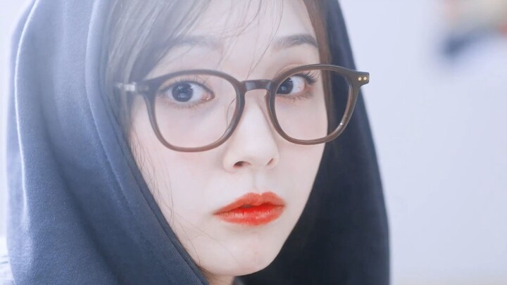 หนุ่มน้อยติ่งหัวใจบริสุทธิ์เจอดาราสาวในใจที่ร้านสะดวกซื้อ แต่เขาไม่คาดคิดเลยว่าเธอแอบมีคนที่ชอบอยู่แ