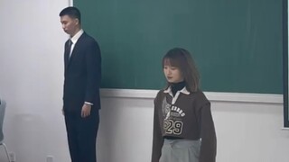 Dù sao thì cũng không có ai quan sát việc KDA nhảy trước mặt toàn trường là như thế nào đâu…