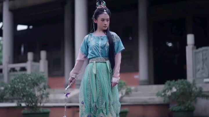 Kalau tahu kalian suka senjata rahasia, aku pasti nggak akan jadi “Gadis Peniti” selama tiga tahun. 