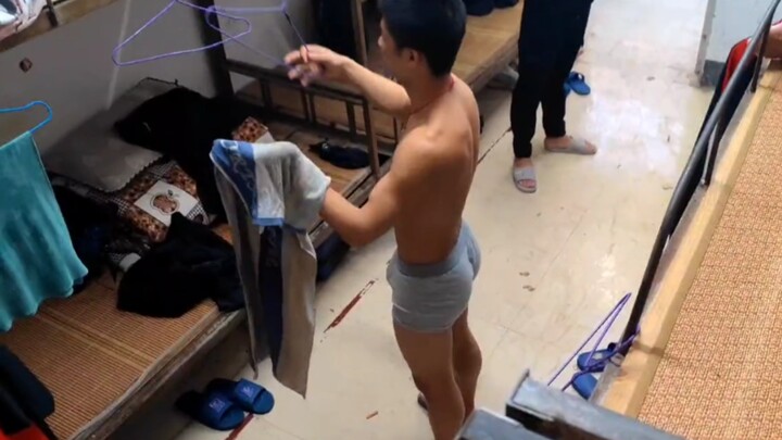 Kalau tidak berolahraga sekarang, aku bakal ketinggalan dari teman sekamarku.