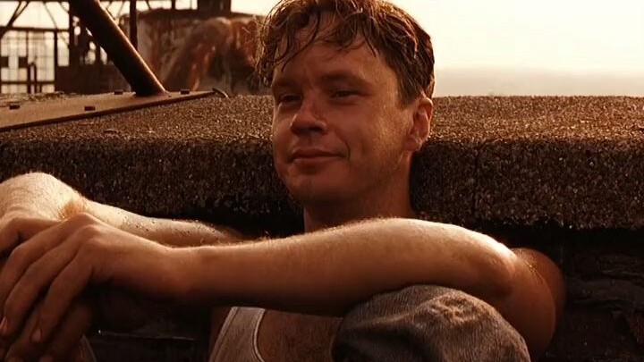 Ánh nắng rải trên vai chúng ta, như thể chúng ta là những người tự do.