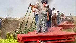 老外的大号犁地机，车头居然是上个世纪的