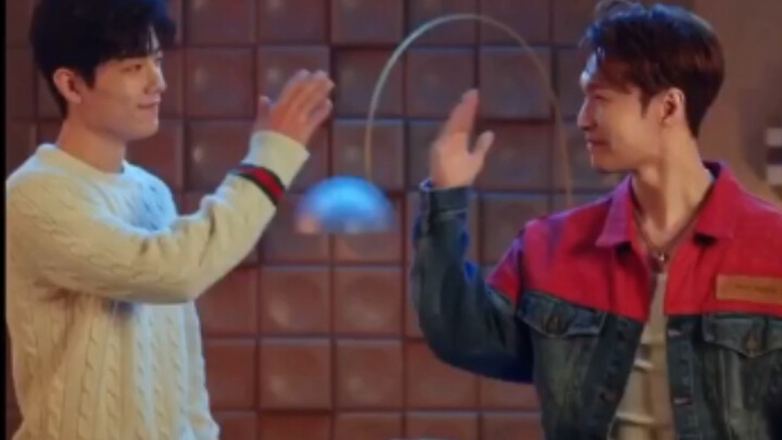 [肖战 | 张艺兴] OMG! Who would’ve thought my bias and the group’s leader would share the same frame—now t
