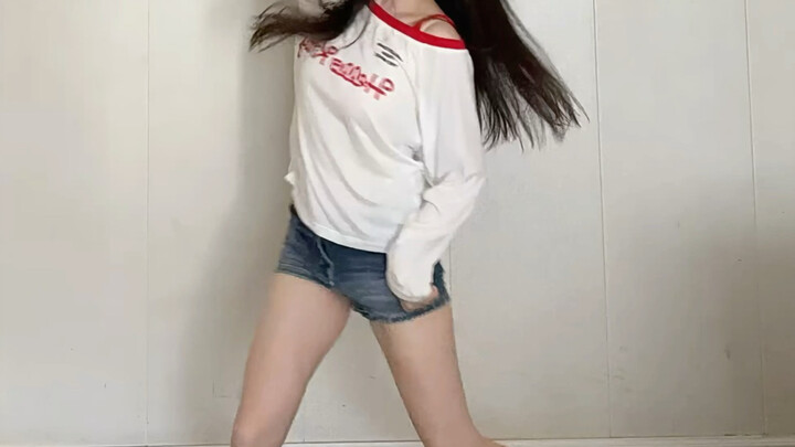 Chubby-legged young lady, here comes the hit love song!