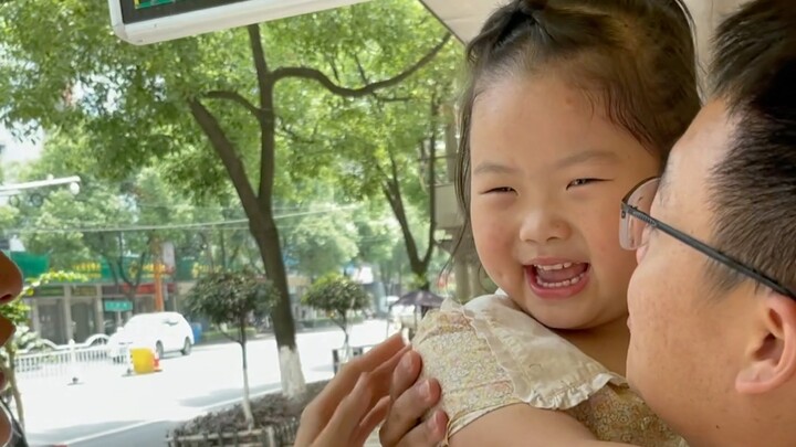 Khi anh trai tôi nghỉ phép về, cô bạn hàng xóm lại bắt đầu tất bật rồi