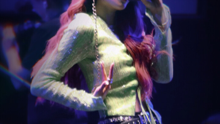 Les Crush style female idol appeared in the domestic entertainment industry. Her waist is more twist