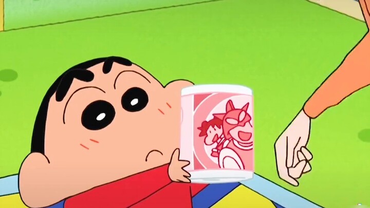 In order not to stain the toilet paper with the dynamic superman printed on it, Xiaoxin actually use