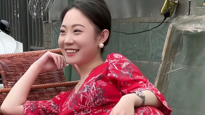 Her seductive gaze is as delicate as silk—so stunning she could make fish sink, wild geese fall, the