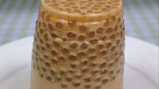 Tên sát thủ này có vẻ hơi ngốc. "Trà sữa Dong ngon thật, sảng khoái quá."