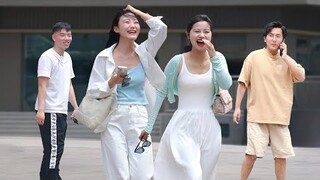 Girl Is Called Auntie by Two Men in Succession | Prank 突然连续两次被陌生人叫阿姨，女生们开始怀疑人生