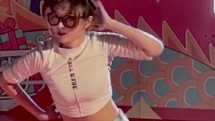 Cảm giác thế nào khi nhảy một mình theo toàn bộ bài hát "Born to Be"?