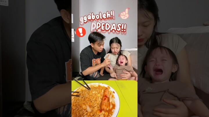 yuka-chan ngiler lihat mama dan papanya makan mie pedas! #minivlog #comedy #yukachan #baby #mukbang