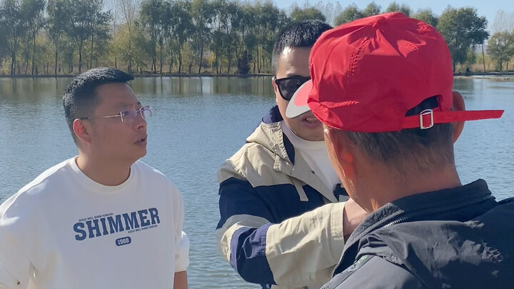 Sau khi cửa hàng mới của Lão Tứ khai trương đã trải qua tình trạng cạnh tranh nội bộ gay gắt