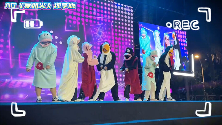 ها نحن مرة أخرى في منطقة راحتنا: الرقصات الريفية المضحكة! أتمنى للجميع سنة جديدة سعيدة!