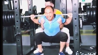 Cố gắng che đậy cơn ho bằng tiếng xì hơi